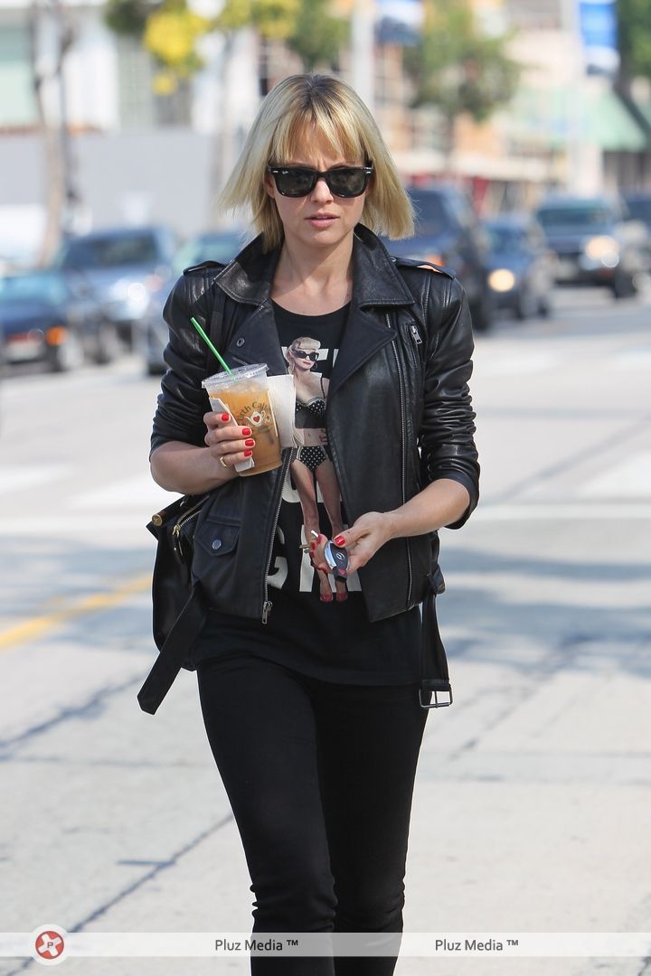 Mena Suvari departs Urth Caffe on Melrose Avenue | Picture 107069